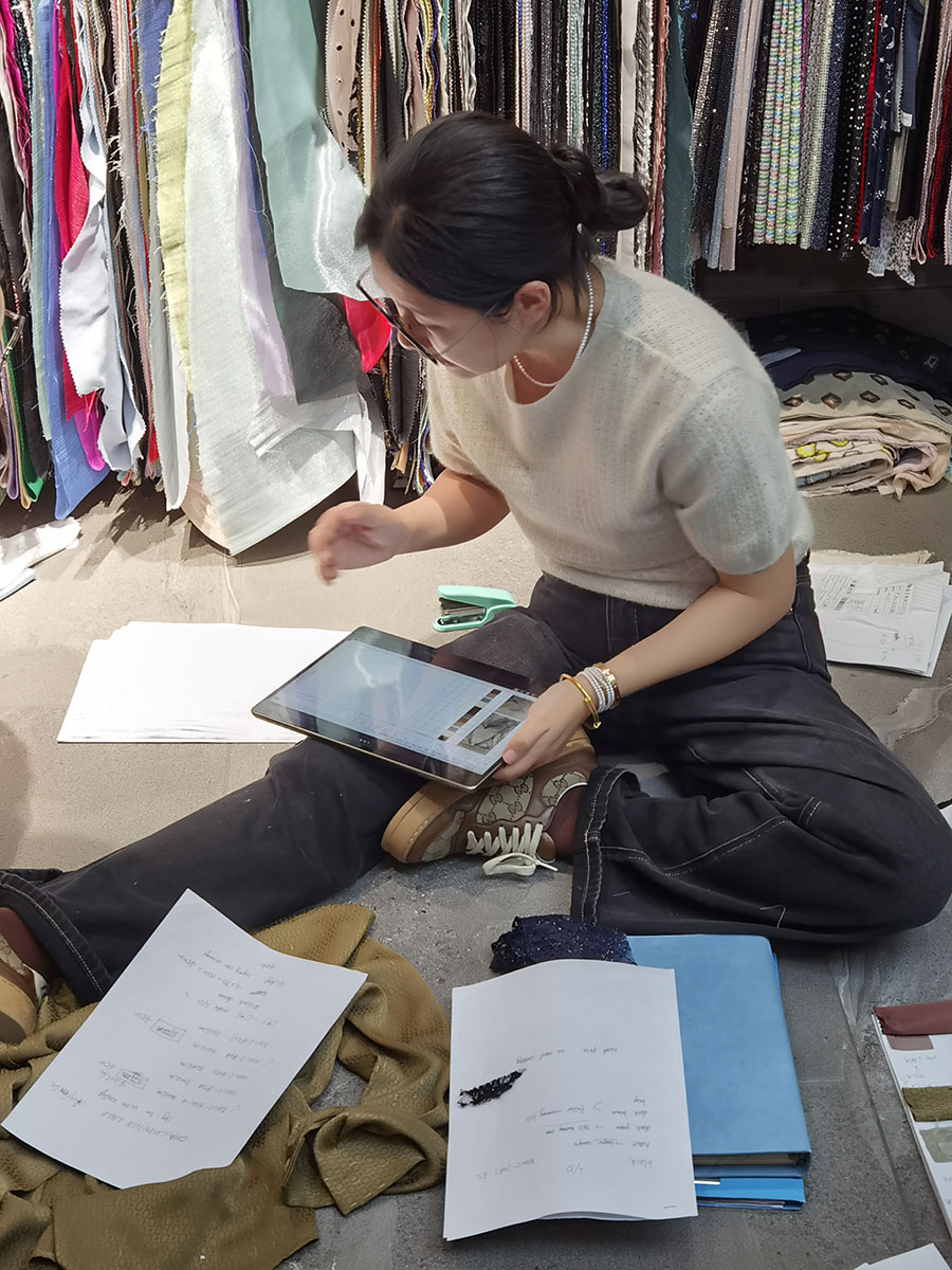 We offer tailored co-development of fancy fabrics for fashion brands.