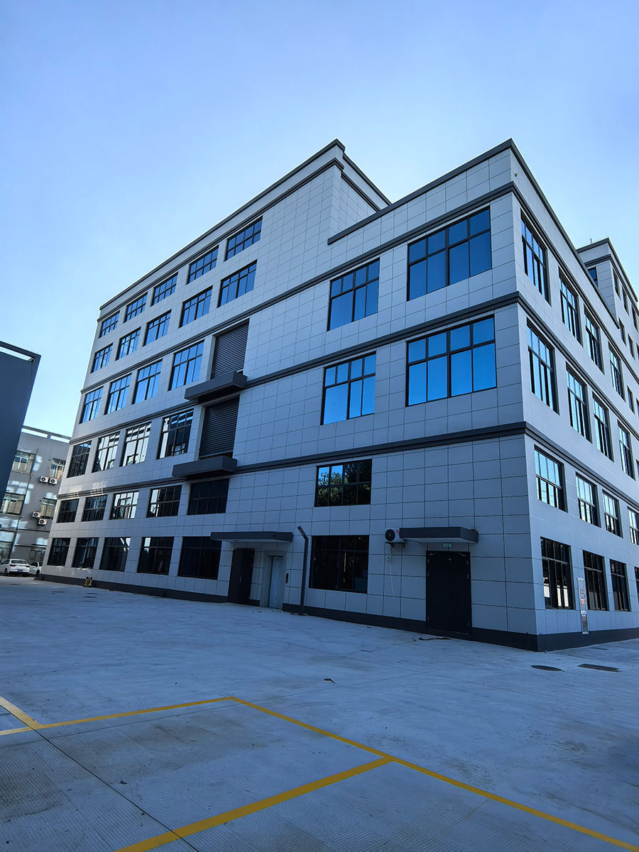 A 5,000 m² company-owned warehouse providing reliable storage and handling support for samples, fabrics and customer orders.